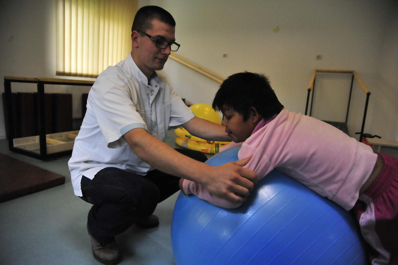 Un kinésithérapeute du centre en pleine séance avec un jeune bénéficiaire 