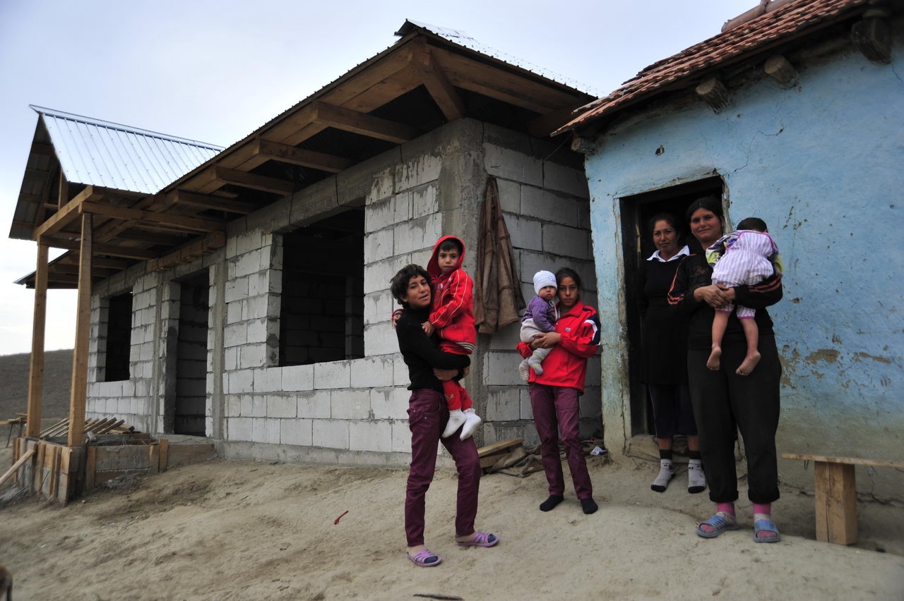 La famille devant la maison en construction