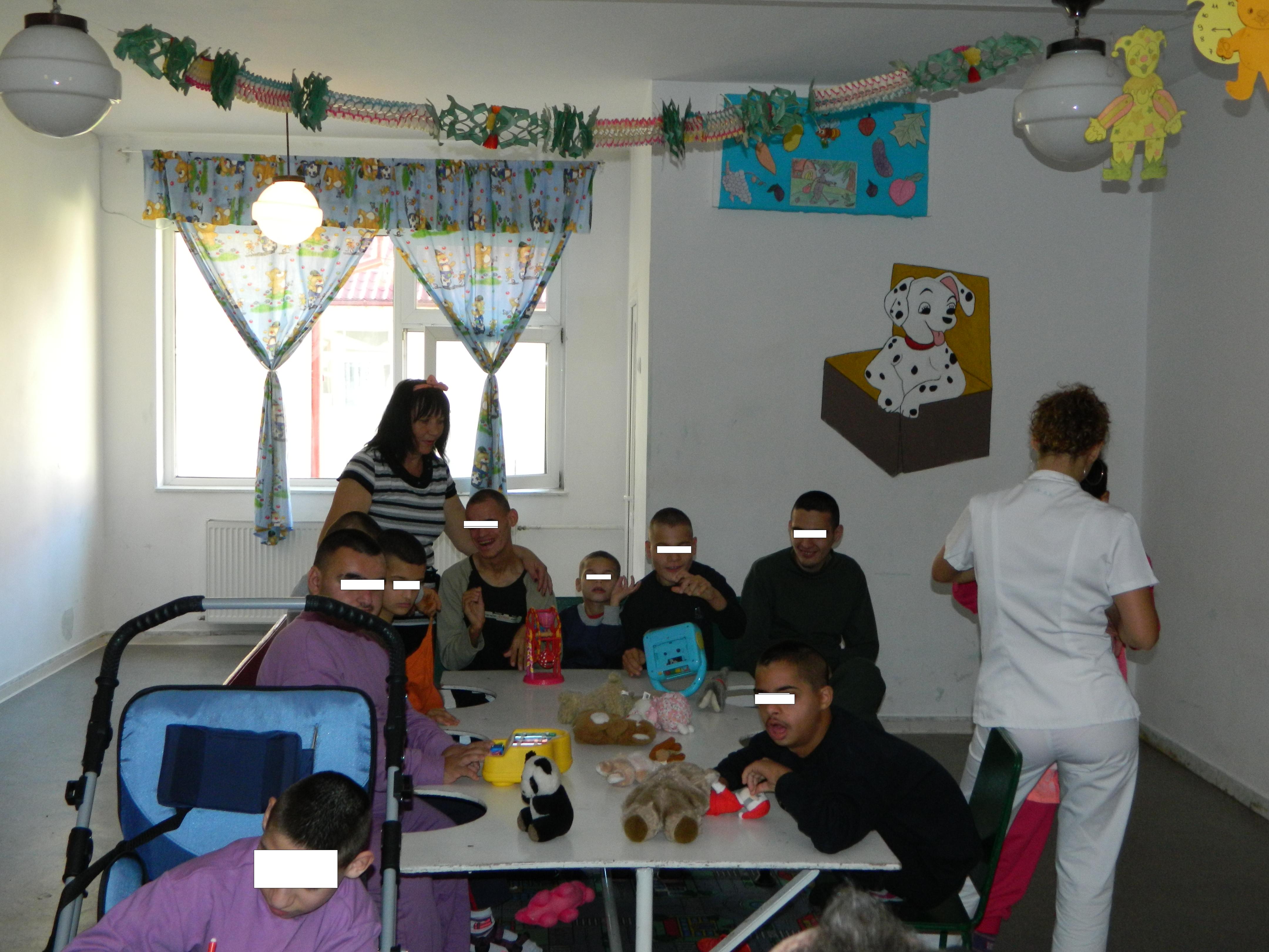 Vasilica et Mihaela aux côtés des enfants du Complexe de Targu Jiu