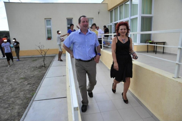 Philippe Lévêque, directeur de CARE France, visite les maisons de type familial de Slobozia