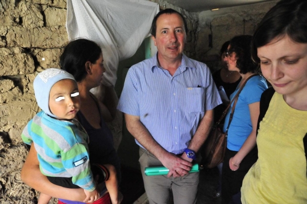 Philippe Lévêque, directeur de CARE France, rencontre l’une des bénéficiaires du programme de prévention des grossesses non désirées